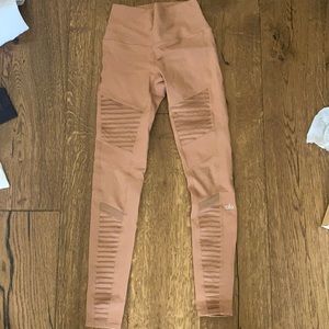 BRAND NEW Clay ALO yoga leggings